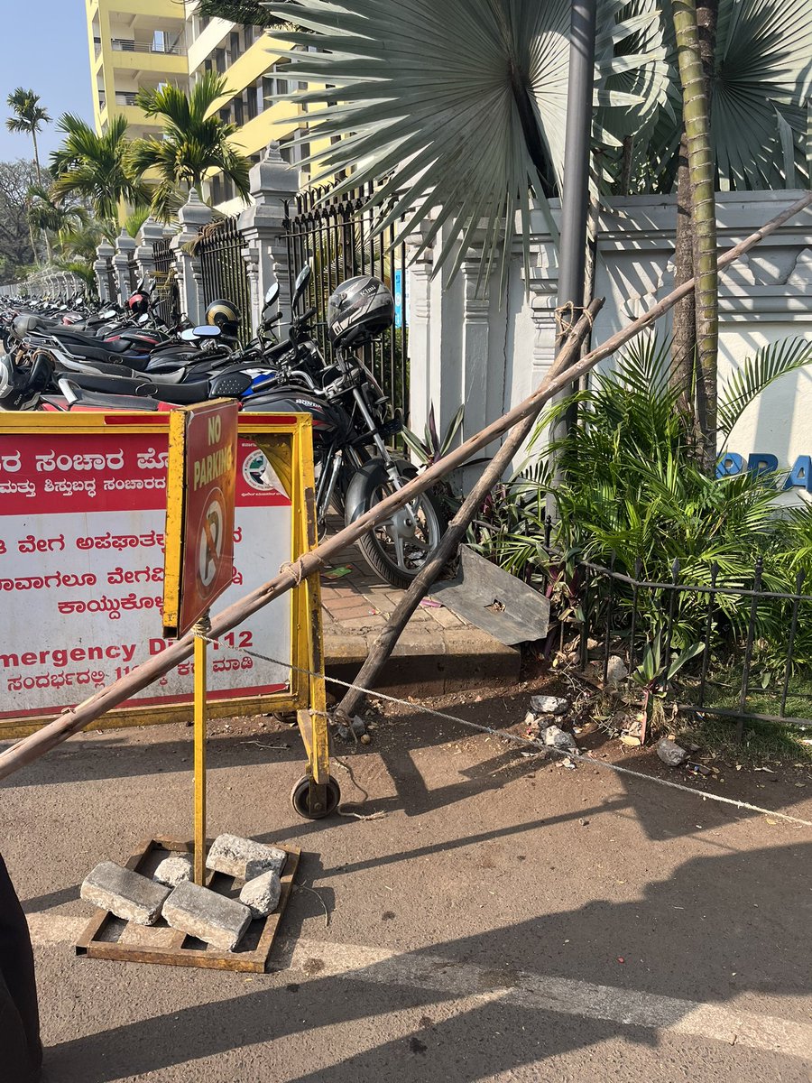 sandeepbs2's tweet photo. Footpath exit has been blocked in front off KLE hospital, Belagavi.
Why ? What logic it has. So much inconvenience. Walking on the road is very dangerous due to fast traffic, speeding up to enter highway!
#klehospital
#belagavi https://t.co/LFK5Oevi0h