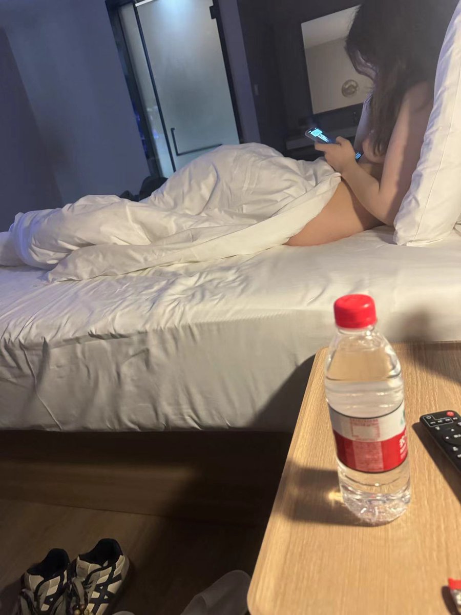 昨天心血来潮约了个17岁小妹！

只能轻轻抽插、稍微用点力就喊疼

事实证明、毫无疑问、还是得玩人妻、才能发挥我的实力！