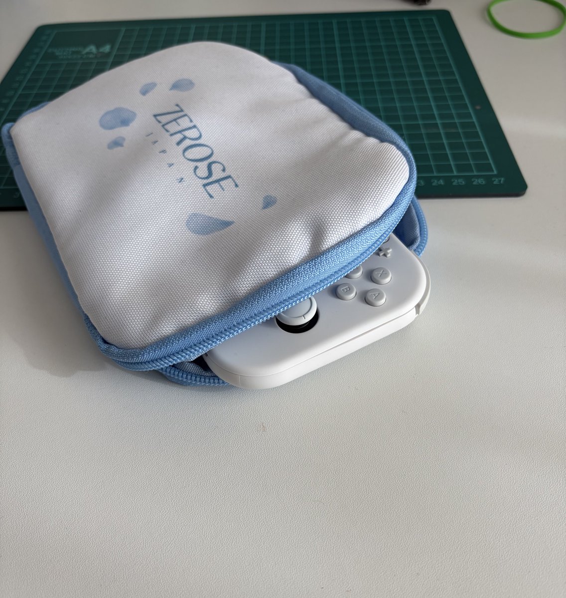 Switchライト買ったけどこれにギリ入らなくて惜しい…
次のツアーグッズでSwitchケース売ってくれんか？😄