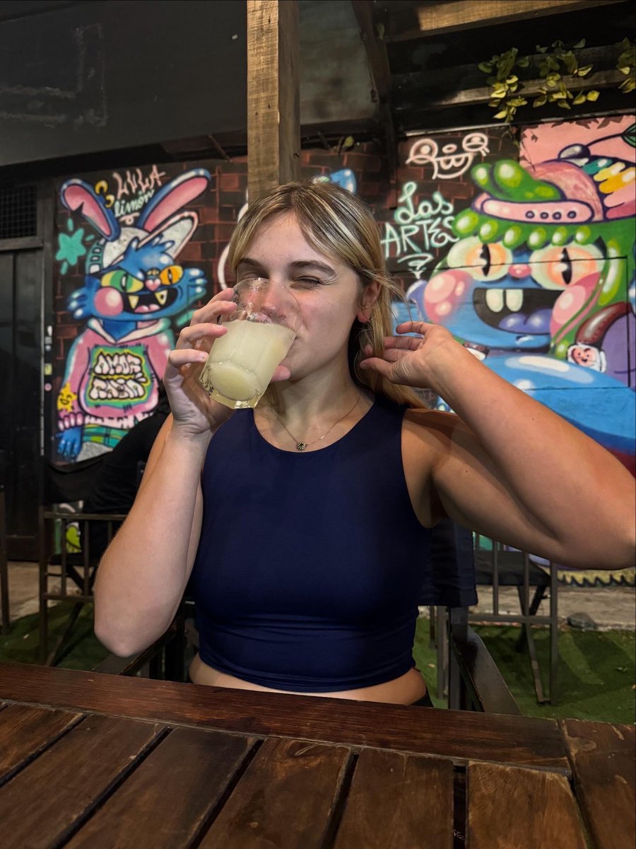 oliperoncha's tweet image. desde que arrancó el año solo tengo vasos con alcohol en mi mano y me parece bien