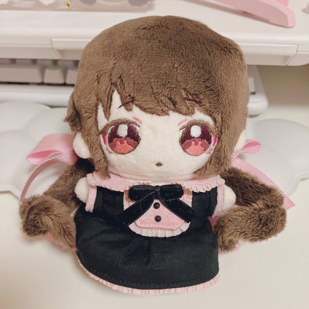 nanaruri_'s tweet photo. お友達(@naru_konkonX )が、動画のななるりぬいぐるみを作ってくれました₍ᐡ ɞ̴̶̷ ̫ ᴗ̤ ᐡ₎💕
おめめのうさぎハイライトや可愛いリボンなどこだわり満載で天才です🐰
他の服も作ってくれたので、また載せます！
今後お出かけ写真とかで活躍してもらお~と思います🎀
#くまめいぷるイラスト https://t.co/sAdI9Ogl9N