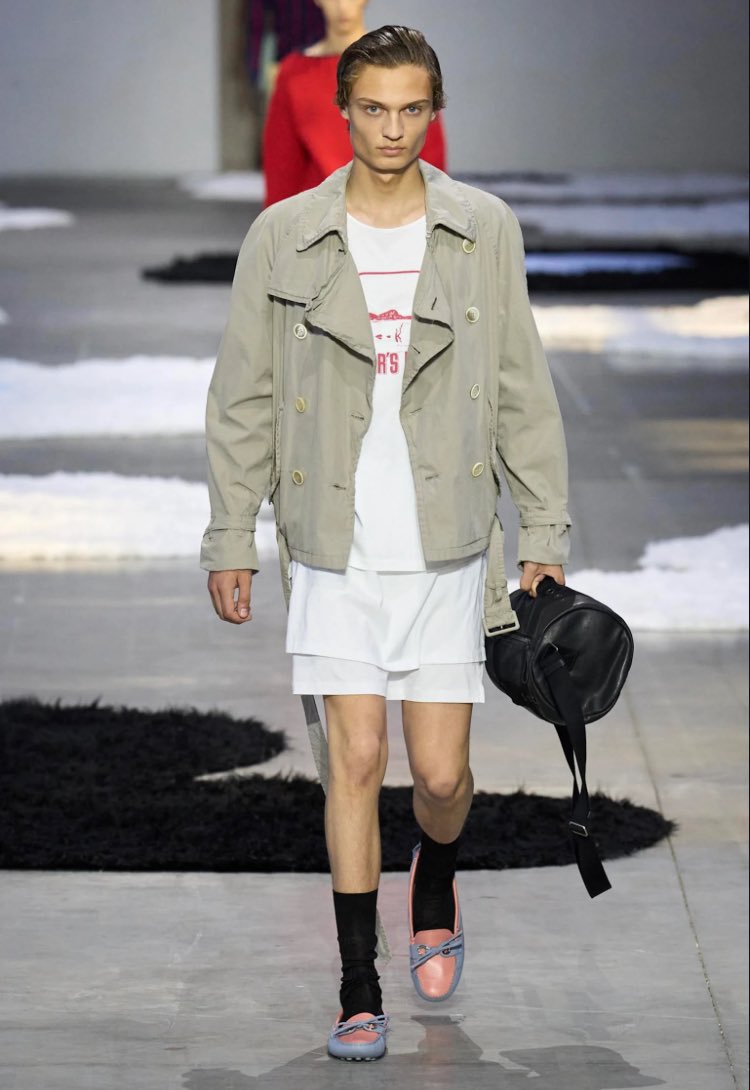 PRADAの加工系の値段はもうわけわかんないコットンポリで80万越えるん