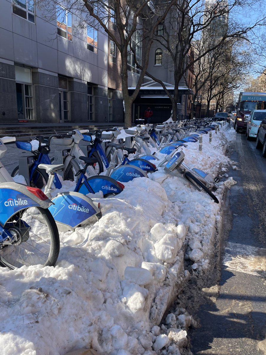 dalebcohen's tweet photo. @CitiBikeNYC this is BS - @NYCMayor @JulieMenin - NYer's need your help to get #citibike to DO THEIR job! this is really what most stations look like! https://t.co/xPOhrtoG32
