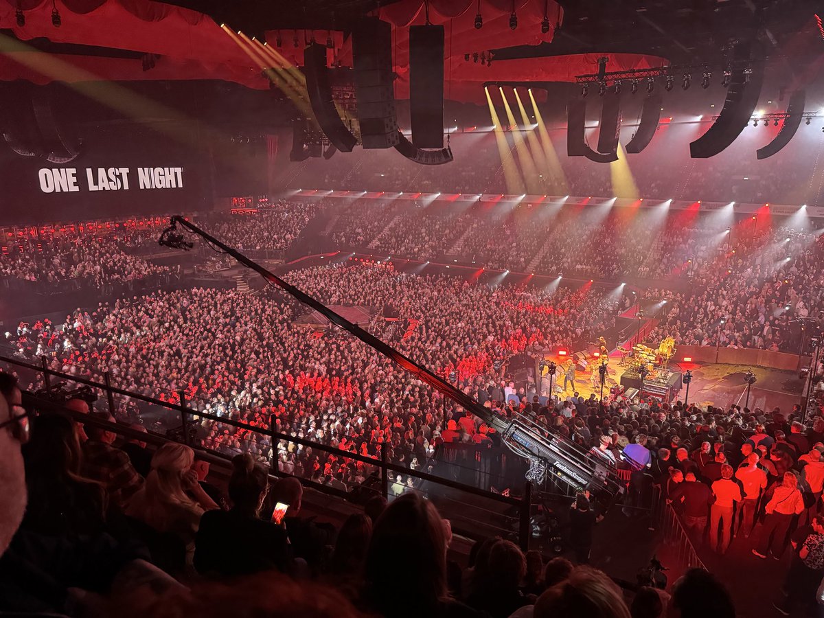 Geweldig en waardig laatste afscheidsconcert <a href="/GoldenEarringNL/">Golden Earring</a> in <a href="/rotterdamahoy/">Rotterdam Ahoy</a> . Eerbetoon aan George Kooijman! Alle bekende nummers … afscheid van een tijdperk met prachtige ( jeugd)herinneringen. ‘When the lady smiles’ 👏👏👏
