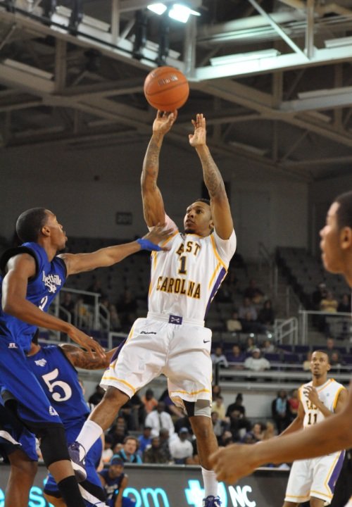 tweetingclip's tweet photo. hey @SdotHinnant @JL_Swish5 @shottdocc1 . they are letting everybody play these days. need y'all old heads to sign some paperwork and get in game shape by March. ECU only has 6 wins and we need y'all ASAP. see y'all in Minges soon. https://t.co/UOUWyqdLj0