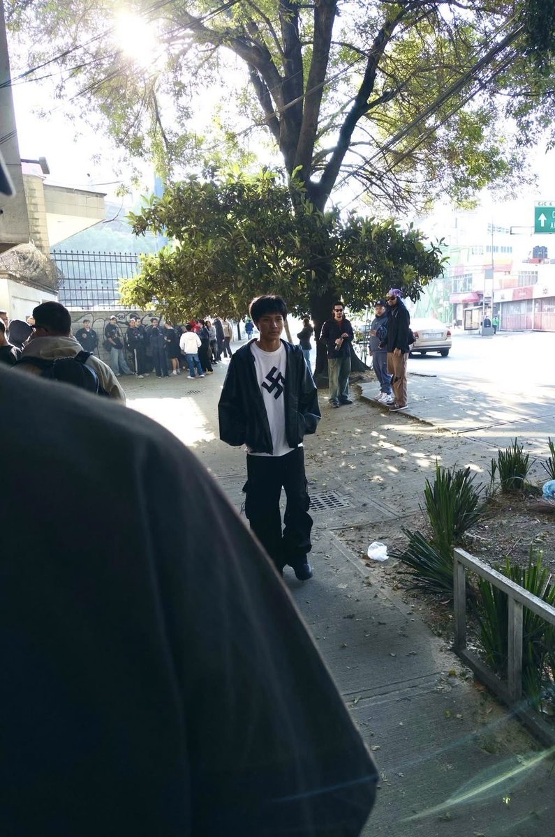 nchlv__'s tweet image. me sacaron una foto a las afueras del estadio estos cabrones