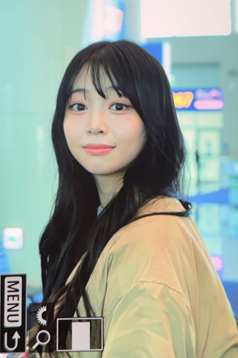 📸 | Nana no aeroporto indo para o Estados Unidos para a turnê delas.

#NANA #UNIS