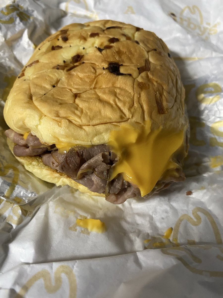 GuysFor1D's tweet photo. @Arbys The classic beef n cheddar has shrunk! Size of a slider now! False advertising as compared to the picture! https://t.co/X5pDTcMeea