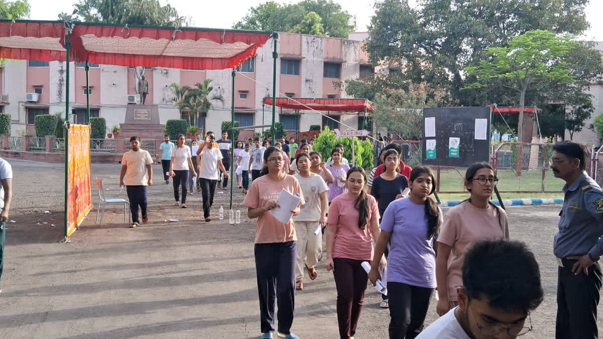 ETVBharatRJ's tweet image. खुशखबरी: देश में एमबीबीएस सीटों की संख्या बढ़कर पहुंची 1.29 लाख, नई जुड़ीं 5 हजार सीटें etvbharat.com/hi/state/numbe… #NEETUG #NATIONALTESTINGAGECY
#MEDICALCOLLEGEININDIA #MBBSCOURSE
#MBBSSEATSININDIA #RajasthanNews