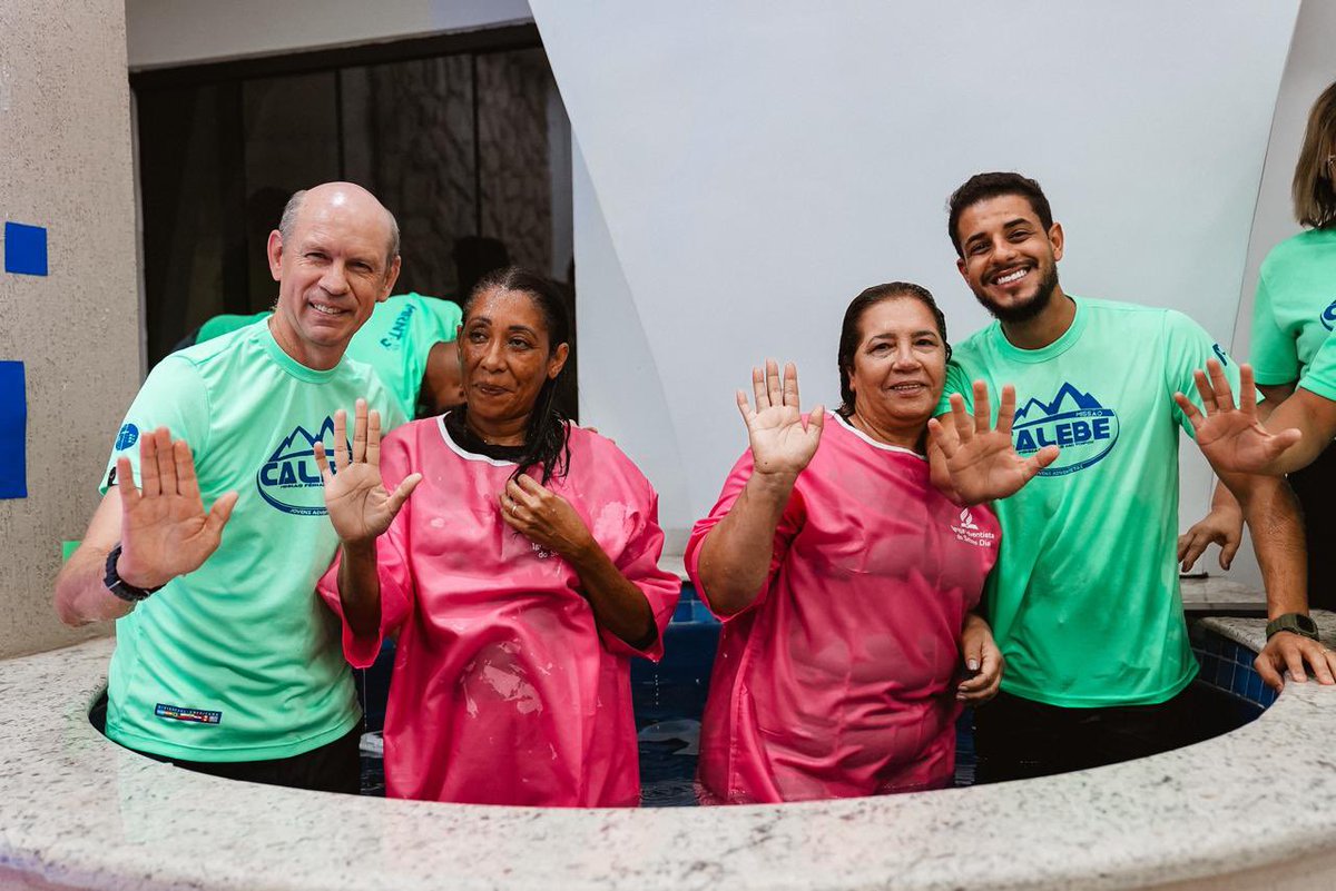 AdventistasARF's tweet photo. Miracema viveu uma noite inesquecível com a Caravana Calebe. 🖐️💚 A igreja estava lotada, vibrante e profundamente conectada com o céu. Encerramos o programa com 7 decisões pelo batismo — frutos de uma missão que segue avançando, alcançando corações e transformando vidas. https://t.co/SzoSrJnTOD