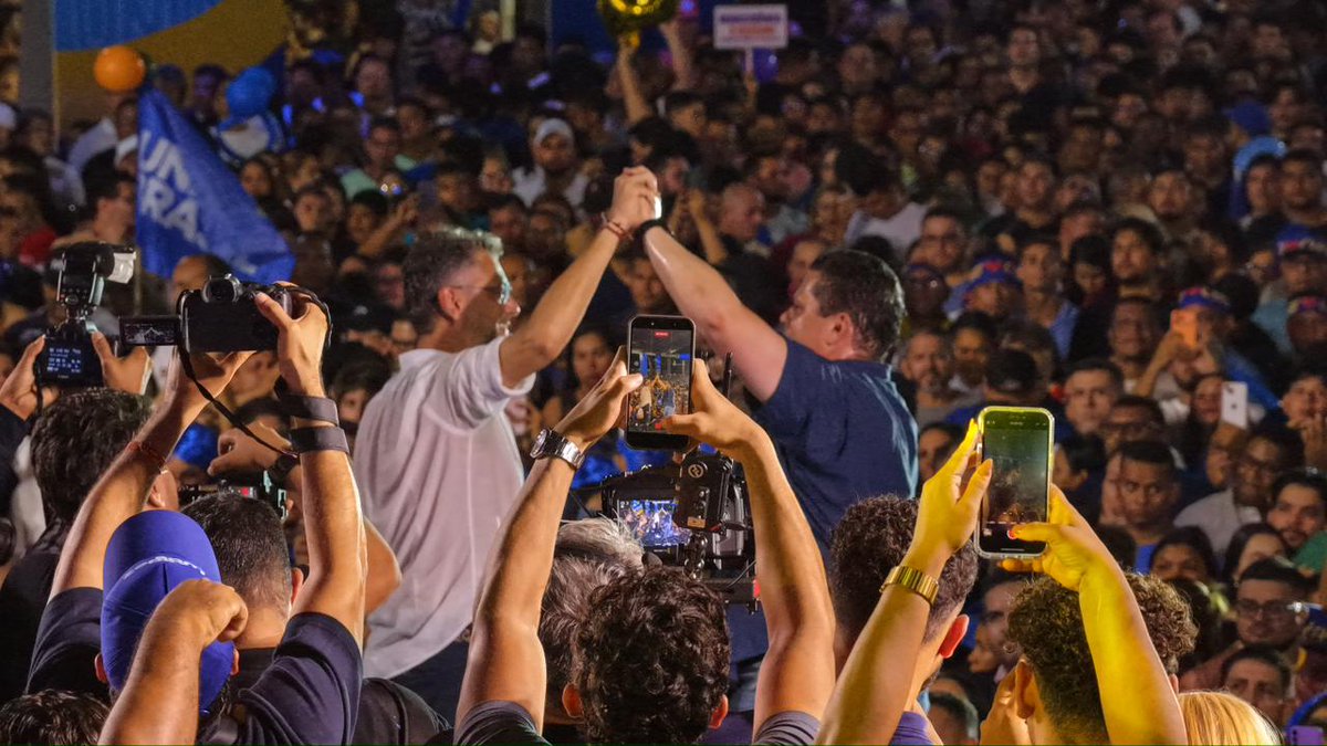 jhonbrtt's tweet photo. Rapaz o furlan vai ter que rebolar mt no tiktok, hoje a demonstração de força do governador Clécio foi gigante. Não lembro de nenhum outro ato de filiação tão lotado. https://t.co/iT9JYL8Zmj