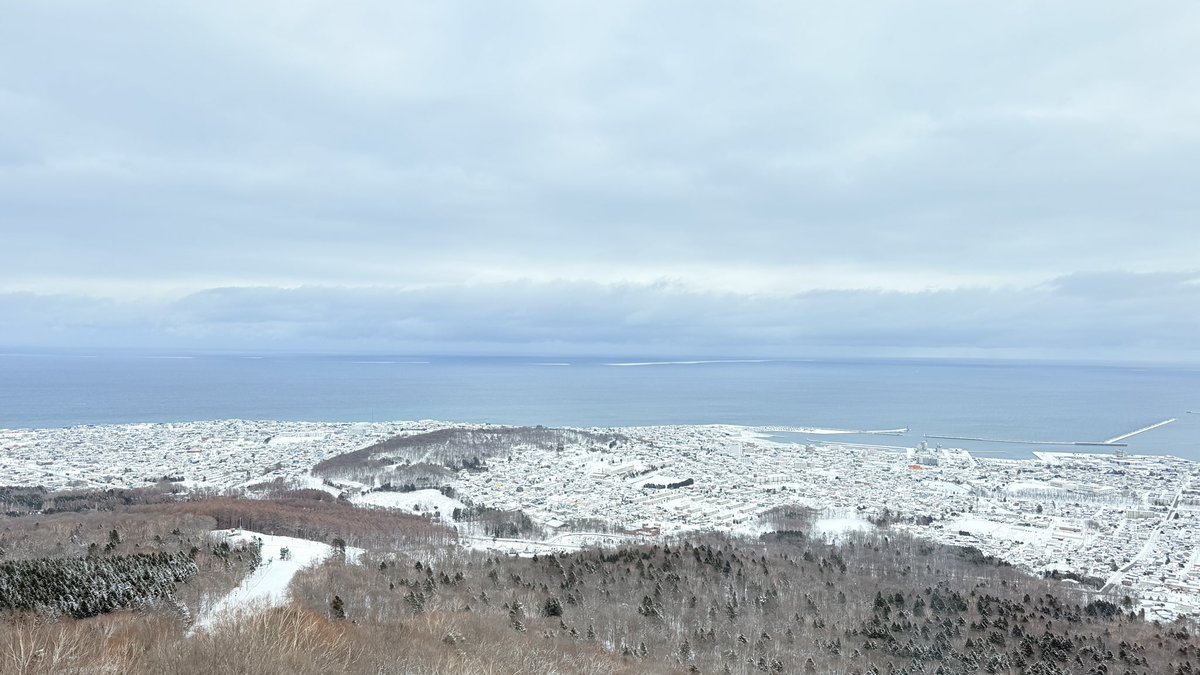 今日の流氷です。
ほとんど氷はありませんが、北側の奥に停滞している流氷が見えます。