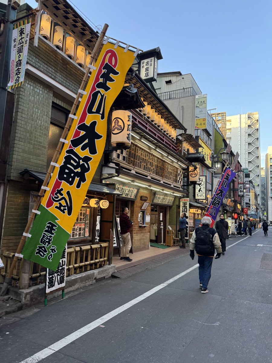 末広亭の太福先生興行千秋楽。
やっぱり仲入り後のソーゾーシーリレーがさいこうの流れ。
「ぷるぷる」入った瞬間のわっ！っていう弾ける笑い。「妄想カントリー」の不思議な生き物見てる感のニヤニヤ。お目当て鯉八師匠は「若草」！鯉八女学院の校歌をシンガロング。浪曲「井戸の茶碗」も素敵だった。