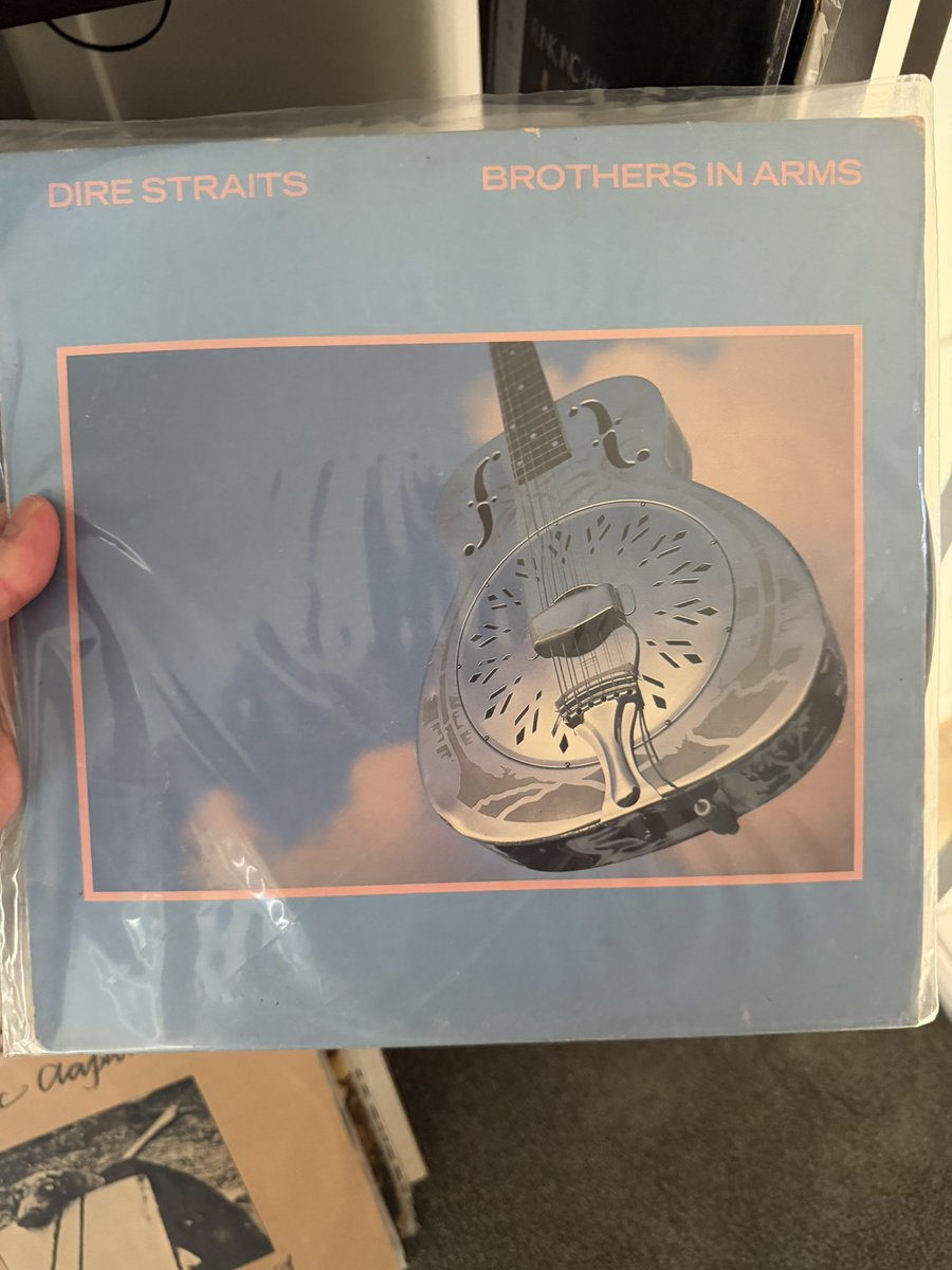 LesPurves's tweet image. #Nowplaying Brothers in Arms (1985). In my opinion it’s #DireStraits at their most spacious &amp;amp; human. Pristine digital sound, Mark Knopfler’s restrained guitar &amp;amp; songs about love, war &amp;amp; distance. An album that whispers instead of shouts &amp;amp; still hits hard. #vinyl #nowspinning