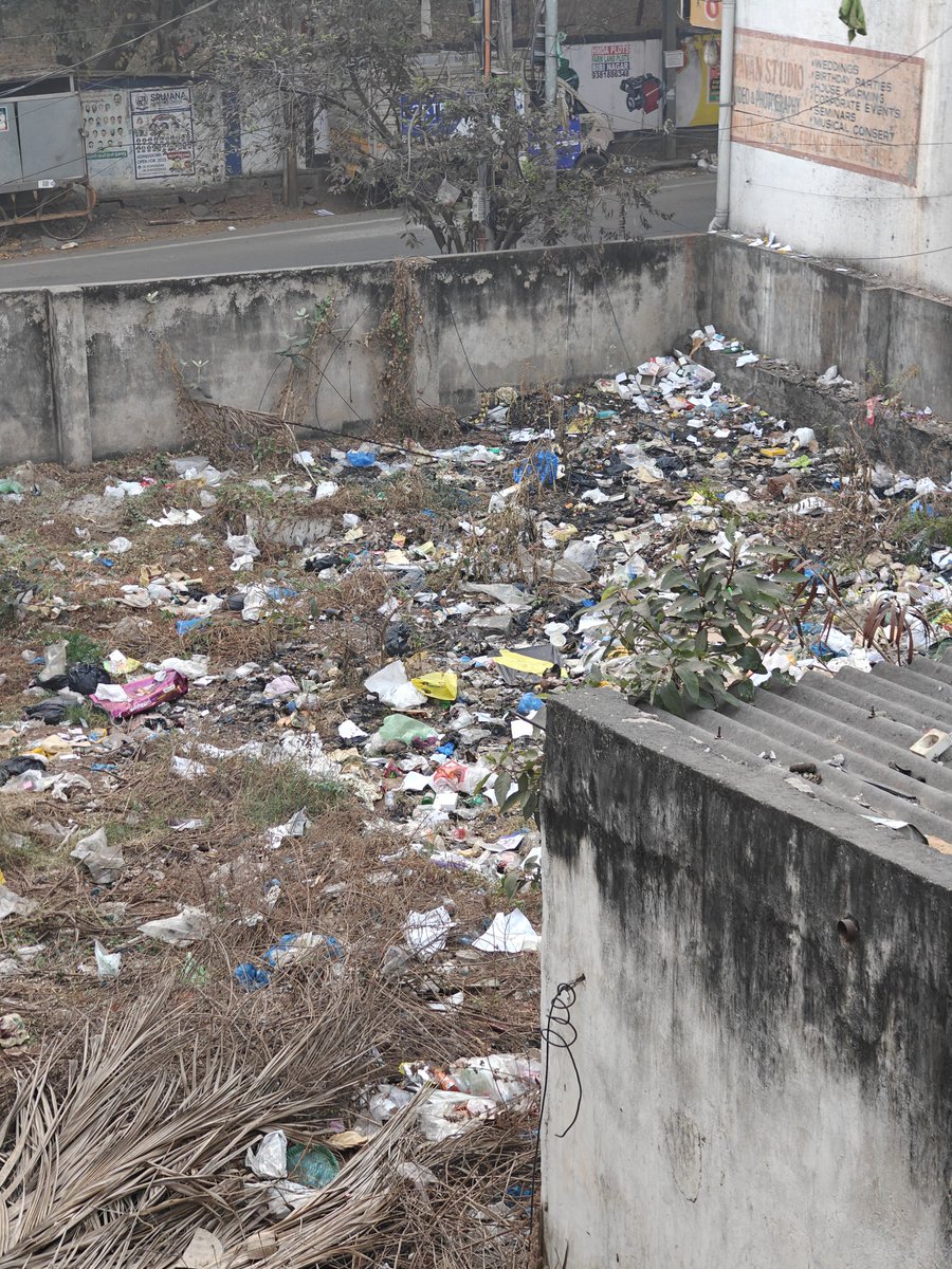 avlu4's tweet photo. @GHMCOnline @CommissionrGHMC Request immediate action regarding the current condition of the area, which has unfortunately been turned into a dumping yard. It has created an unsightly environment and poses potential health and safety risks. Location: https://t.co/BKj5r4GXIq https://t.co/UnPFTecMZa