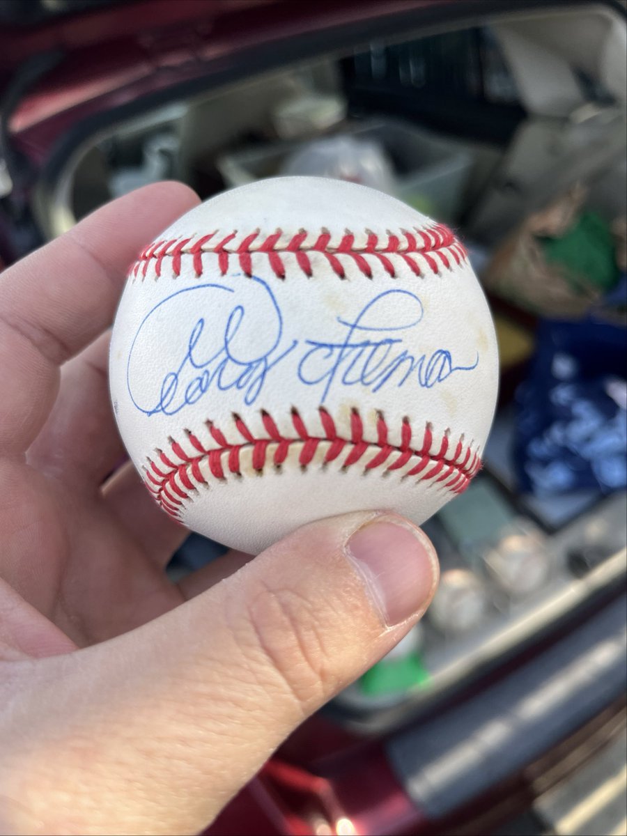 ChowSkins's tweet photo. This auto OMLB ball was in a lot I purchased this morning at the flea market. Could I possible get some assistance in identifying? Thanks! @CardPurchaser https://t.co/ecGM4z89Hl