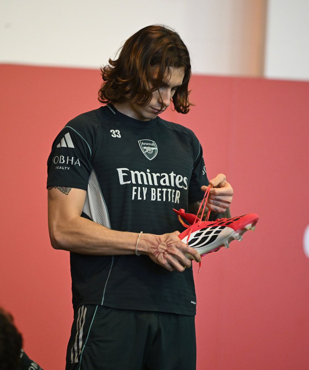 AwkaArsenal's tweet image. Guy been having fun...
Works for a month and goes for a month"s  vacation. #Arsenal