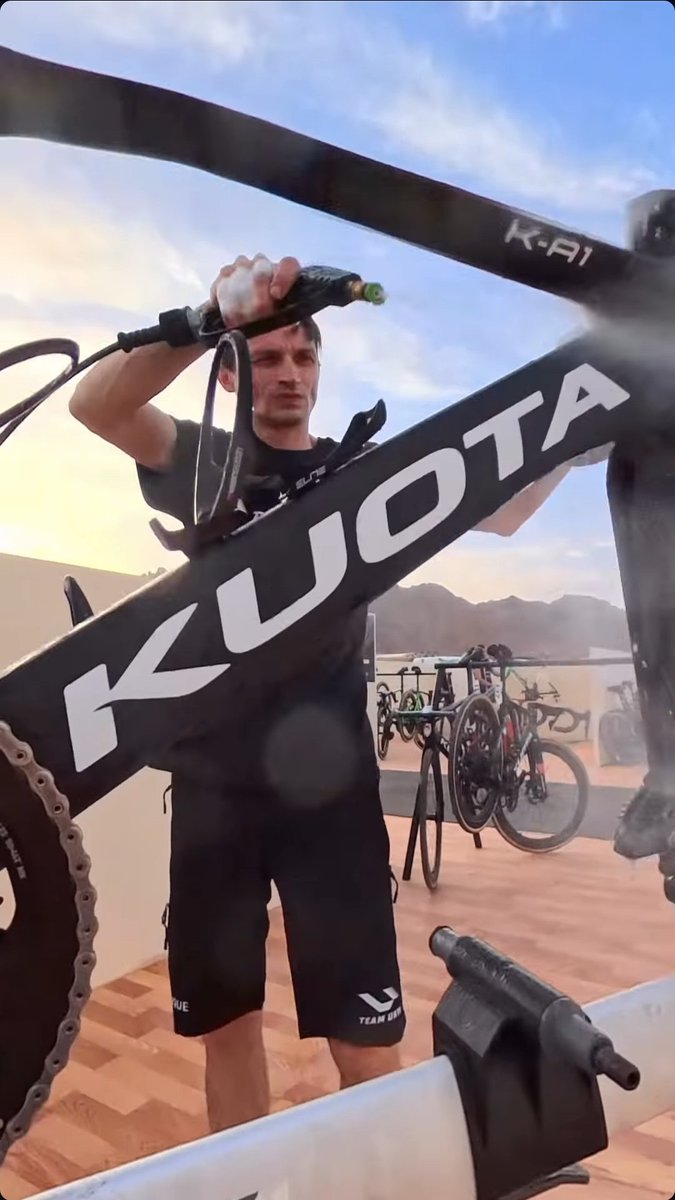 過酷な環境でも、メカニックの素早い対応がパフォーマンスを支える。
砂漠レースの裏側には、細かい気配りと技術があります。
チーム全体で目指す、最高のパフォーマンス💪TEAM UKYO
#KUOTA
レースの裏選手の素顔はこちらでみられます！👇️
instagram.com/stories/kuotaj…