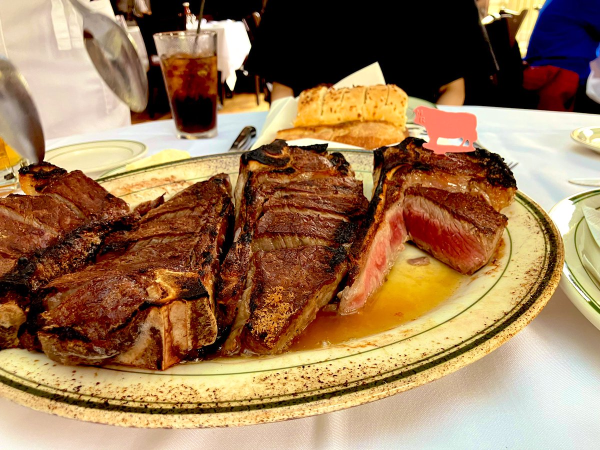 herabuna_club's tweet photo. 昼飯に🥩食って、サイバートラック見てきた🚚
リアルで見たサイバートラックは、マジでデカすぎる(笑
横幅2.41mは、日本じゃ無理だろ…
仕事忘れて観光中🧳
#wolfgangs #cybertruck #tesla https://t.co/sgfrZk1JW6