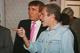 PiensaPrensa's tweet photo. Jeffrey Epstein “violaba y atacaba a niñas varias veces al día”. Entre sus "invitados" se incluye a Donald Trump, Bill Clinton y otros lideres del mundo político y empresarial. Muchas de las victimas (menores) eran reclutadas a la salida de colegios. Esto como parte de una rutina repugnante revelada en documentos publicados hoy. 
El material se ha hecho público en virtud de la Ley de Transparencia de los Archivos Epstein, promulgada tras meses de presión pública y política que obliga al Gobierno a abrir sus archivos sobre el financiero caído en desgracia.
El Departamento de Justicia ha asegurado este viernes que ha publicado más documentos de sus investigaciones sobre Jeffrey Epstein, obligados en virtud de una ley 'ad hoc' destinada a revelar lo que el Gobierno conocía sobre los abusos sexuales a menores por parte del millonario financiero y su compinche, Ghislaine Maxwell.
También se publicaron el mes pasado transcripciones de testimonios ante el jurado de agentes del FBI. Estos aseguran haber entrevistado a varias afectadas que atestiguaron que les pagaron para realizar actos sexuales con Epstein.
Epstein se suicidó en una celda de la prisión de Nueva York en agosto de 2019, un mes después de ser acusado de cargos federales de tráfico sexual. En 2008 y 2009, el magnate cumplió penas de cárcel en Florida tras declararse culpable de pagar a menores por sexo.

En ese momento, los investigadores habían reunido pruebas de que Epstein había abusado sexualmente de niñas en su casa de Palm Beach, pero la Fiscalía estadounidense acordó no procesarlo a cambio de su declaración de culpabilidad por cargos estatales menores.

En 2021, un jurado federal de Nueva York condenó a Maxwell, una socialité británica, por tráfico sexual tras ayudar a reclutar a algunas de sus víctimas menores de edad. Ella está cumpliendo una condena de 20 años de prisión en Texas, después de ser trasladada allí desde una prisión federal en Florida.