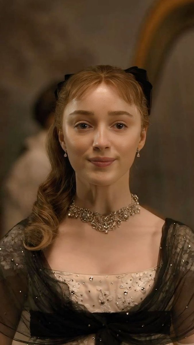 benophie4u's tweet image. ดาฟนี่เป็นที่รู้จักมากที่สุดในครอบครัวด้วยซ้ำ ตอนเปิดตัวก็มีตำแหน่งเพชรของฤดู เป็นที่โปรดปราณขององค์ราชินี เป็นดัชเชสแห่งเฮสติ้ง เป็นบุคคลที่คนภายนอกนับหน้าถือตา เอาง่าย ๆคือเป็นเกียรติเป็นศรีของวงตระกูล ถ้าท่านยังอยู่ก็คงเป็นที่ปรึกษาเรื่องชีวิตคู่ให้ฟรานเชสก้า…