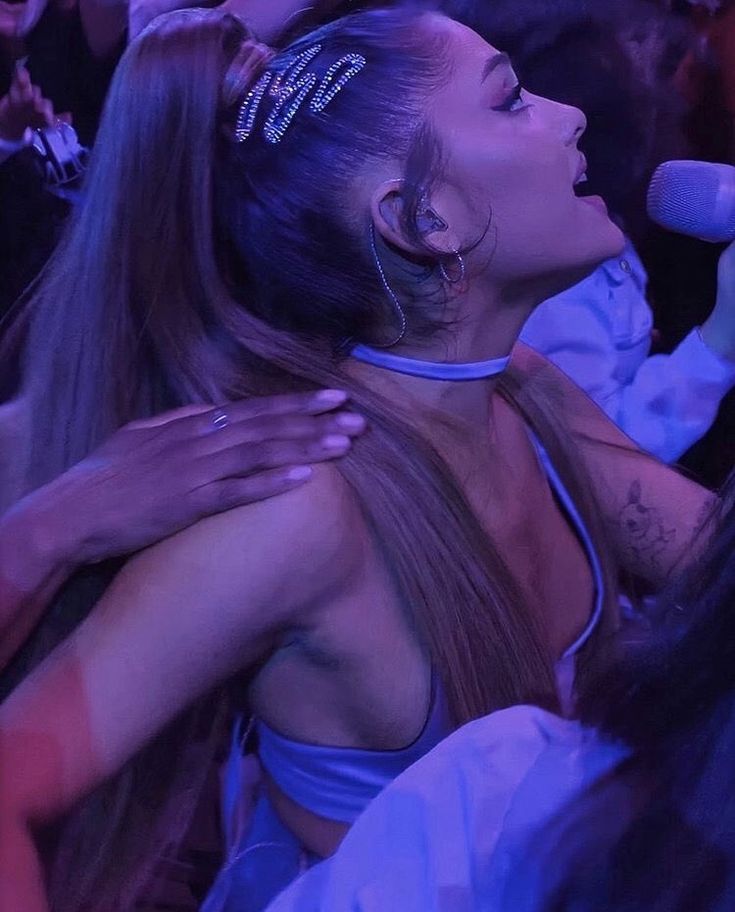 𝙫𝙖𝙡𝙚𝙣𝙘𝙞𝙖 (@thegrandeismine) on Twitter photo 