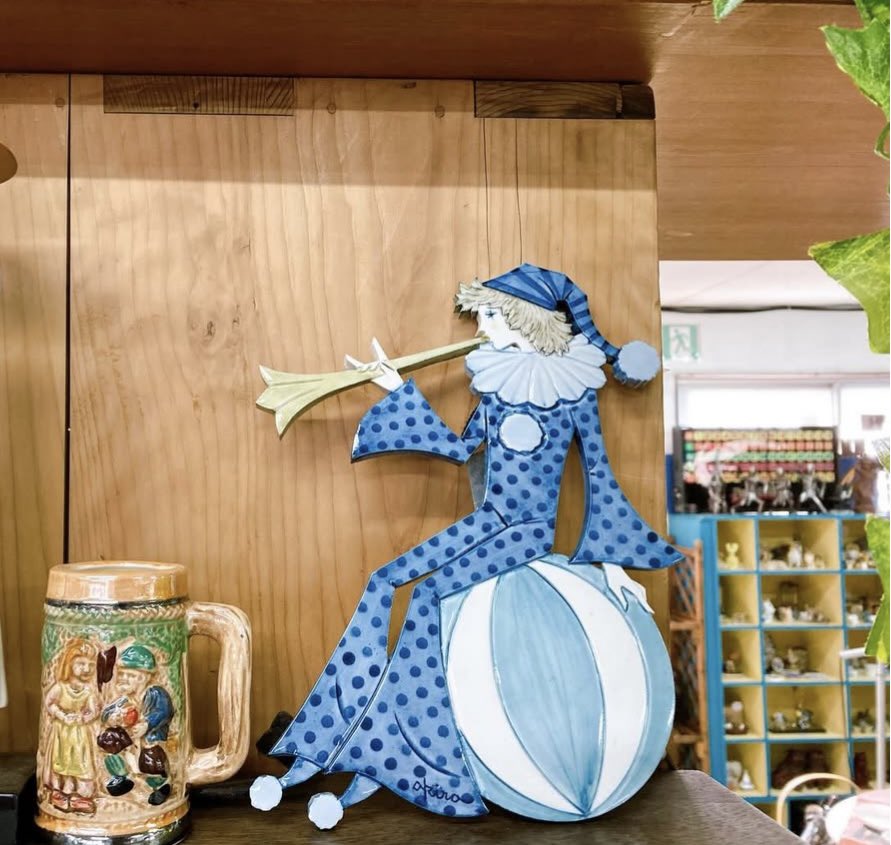 おはようございます 陶器で作られたピエロのオブジェが入荷しました