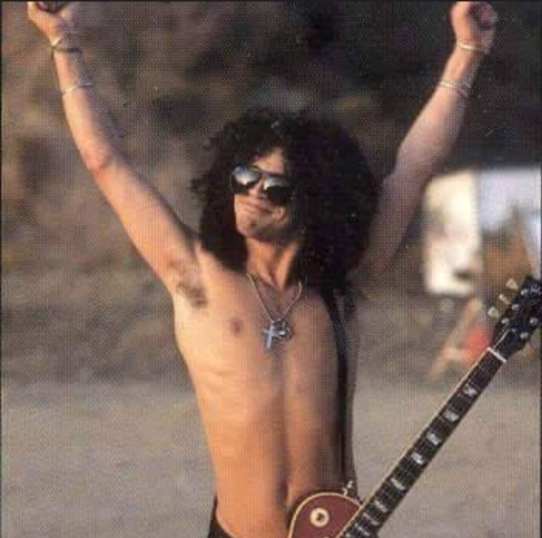 Fumo Marlboro desde niño por culpa de Slash, sueño con guitarras a los 42 años gracias a Slash.

Gracias Slash.