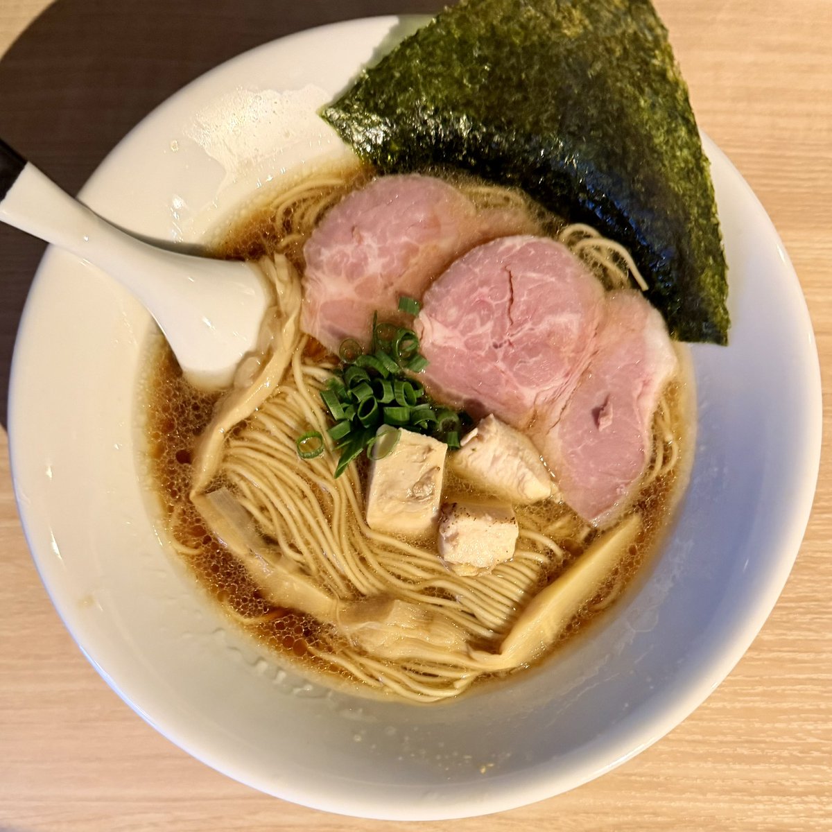 yocchan_1025's tweet photo. 麺屋和章（醤油ラーメン）
#ラーメン #ramen #麺屋和章 #阿佐ヶ谷

https://t.co/jsUqX1yX1a https://t.co/Svxh6zFiLr