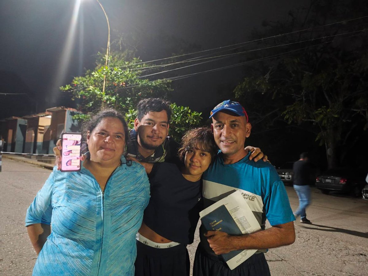 ¡Libertad! 

Nuestro compañero Eduardo Torres es recibido por su esposa e hijos tras ser excarcelado la noche de este viernes. 

Nos alegra enormemente esta noticia y nos anima a seguir exigiendo, junto a decenas de familias, la libertad plena e inmediata de todos los presos