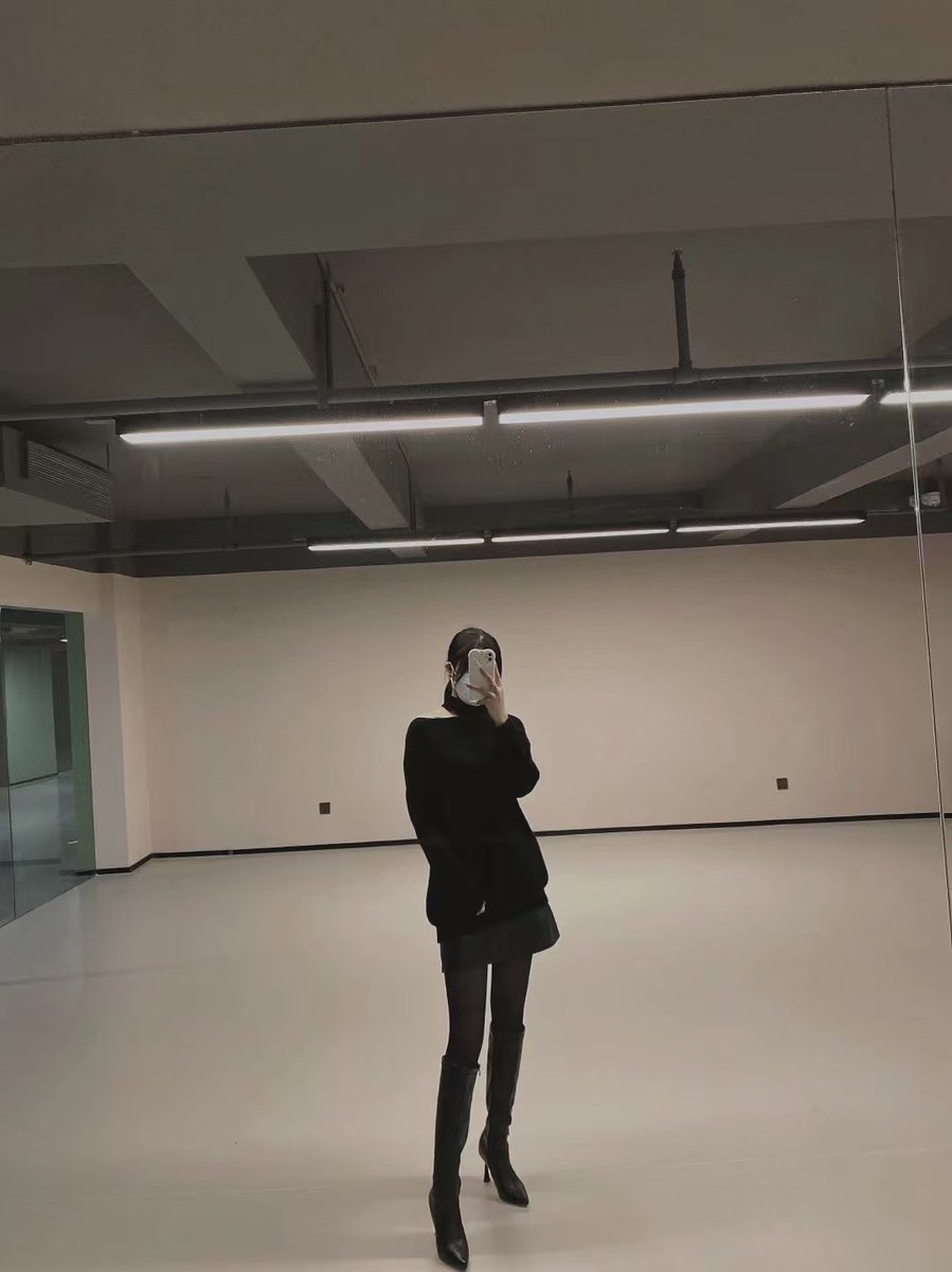 网友投稿 自己的平时穿的靴子
#靴子 #靴女 #骑士靴 #烟筒靴 #长靴 #长筒靴 #恋靴 #靴 #鞋底 #筒靴  #高跟鞋 #女性崇拜