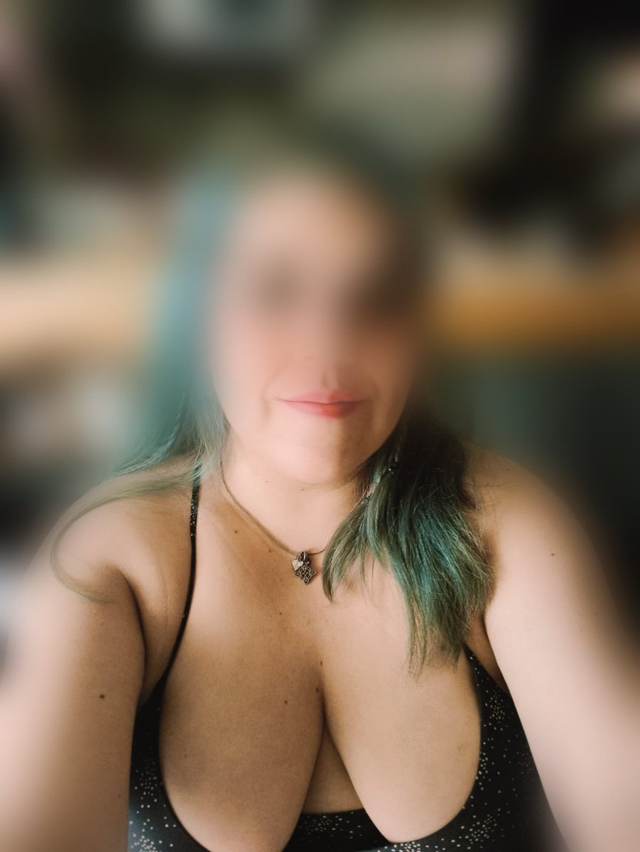 Una rica mamada hasta hacerte ver estrellas 💫 
O jugar con mis pechos.
¿Qué se te antoja primero?