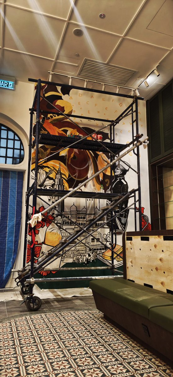 NasSuha_'s tweet image. Hari ini hari pertama BUNGKUS KAW KAW dekat Bangunan Sultan Abdul Samad, KL dah dibuka untuk orang awam.

Serius interior kedai cantik + banyak lokal merchandise comel² sini.

Mai la sini datang lepak ngopi + bihun siam guys, ada hasil seni mural aku sekali kat sini. 😁✌🏻