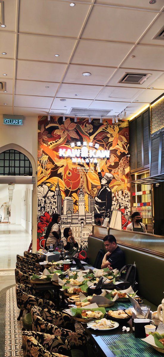 NasSuha_'s tweet image. Hari ini hari pertama BUNGKUS KAW KAW dekat Bangunan Sultan Abdul Samad, KL dah dibuka untuk orang awam.

Serius interior kedai cantik + banyak lokal merchandise comel² sini.

Mai la sini datang lepak ngopi + bihun siam guys, ada hasil seni mural aku sekali kat sini. 😁✌🏻