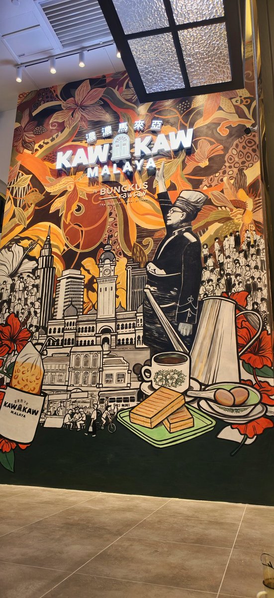 NasSuha_'s tweet image. Hari ini hari pertama BUNGKUS KAW KAW dekat Bangunan Sultan Abdul Samad, KL dah dibuka untuk orang awam.

Serius interior kedai cantik + banyak lokal merchandise comel² sini.

Mai la sini datang lepak ngopi + bihun siam guys, ada hasil seni mural aku sekali kat sini. 😁✌🏻