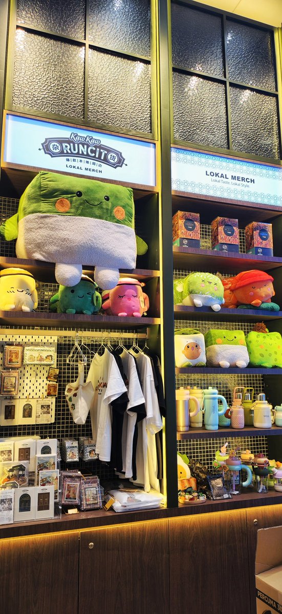 NasSuha_'s tweet image. Hari ini hari pertama BUNGKUS KAW KAW dekat Bangunan Sultan Abdul Samad, KL dah dibuka untuk orang awam.

Serius interior kedai cantik + banyak lokal merchandise comel² sini.

Mai la sini datang lepak ngopi + bihun siam guys, ada hasil seni mural aku sekali kat sini. 😁✌🏻