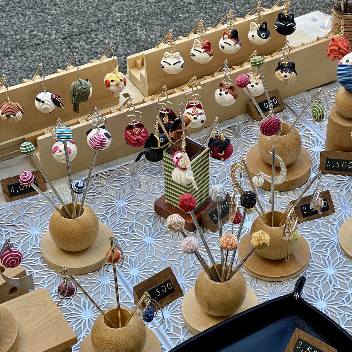 本日1/31は川崎ルフロン前で開催のコミュニティフェスタ『ハンドメイドマルシェ』でかんざし並べてます！
お近くにお越しの際は是非ぜひ
御御足お運びくださいませ♪
ふうせん蔓拝