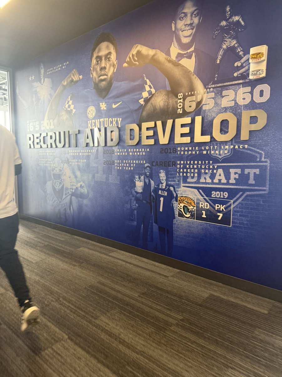 judelanier_2028's tweet photo. Thank you @CoachWillStein @UKFootball & @pete_nochta13 @Ty_Williams16 for a great junior day visit‼️ appreciate the time spent with @schnapp_brandon in WR room breaking down film. Can’t wait to get back out in the spring!
@BuckFitz @jaxon_rose8 @Hunter_DeNote @NatlPlaymkrsAca @MCHFC_Brooks78