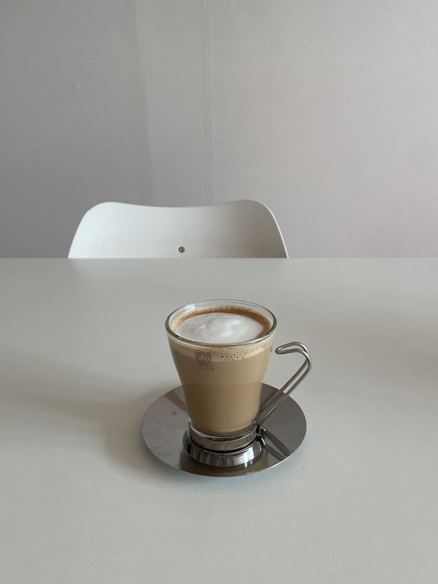 귀에서 피날 것 같았지만 커피 마시겠다는 일념으로 모카포트 내리고 우유폼까지 만들었다 😇