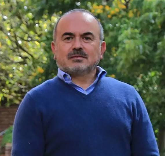 Hoy nombraron de <a href="/MinjusticiaCo/">MinJusticia Colombia</a> a Jorge Iván Cuervo <a href="/cuervoji/">Jorge Iván Cuervo R.</a>, sin duda un merecido premio por muchos años de andar lagarteándole a <a href="/petrogustavo/">Gustavo Petro</a> y su gobierno. Lo grave es que le daba pena reconocer en público su filiación petrista y gritaba a pulmón que era independiente. Petro