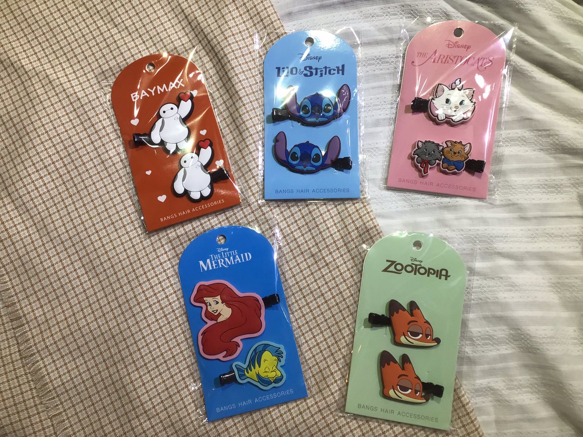 🩵🤍 再入荷 🤍🩵

本日はディズニーから\前髪クリップ/を紹介致します👼🏻

勉強する時やメイクをする時にも使える‼️
しかも、跡がつかないからヘアセットも楽👏🏻

こちらの商品は390円【税込429円】
是非店頭にてご覧下さいませ🛒💨