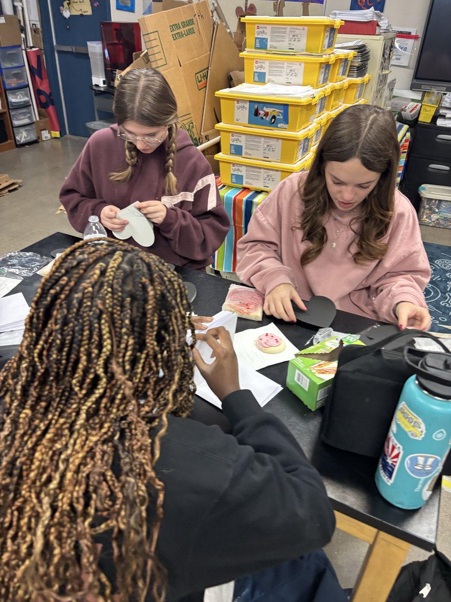 jaimehansendvu1's tweet photo. SSO members met early this morning to prepare #STEM lessons they’ll be teaching to K-3 Elementary students—leading by example through STEM education.
#STEMEducation #STEMMentoring #Leadership @CanyonSpringsDV @DVUSD #Studentstemofficers https://t.co/BsgYoTNF2w