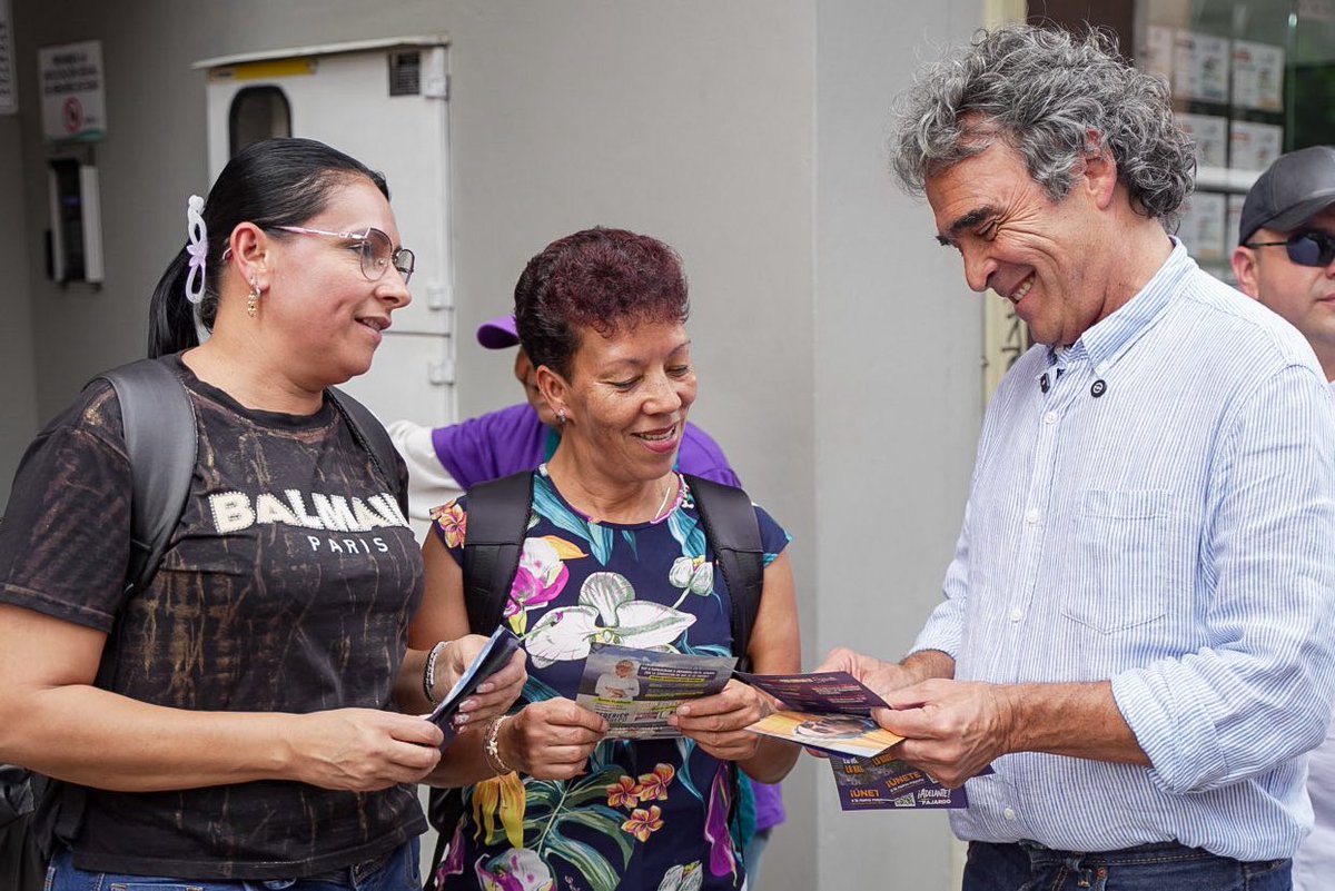 sergio_fajardo's tweet photo. Hoy conversé con la gente de Sabaneta, les conté mis propuestas y recorrimos juntos las calles para escuchar sus preocupaciones. Caminar por mi tierra siempre es especial. https://t.co/MwrC5Ab3Vb