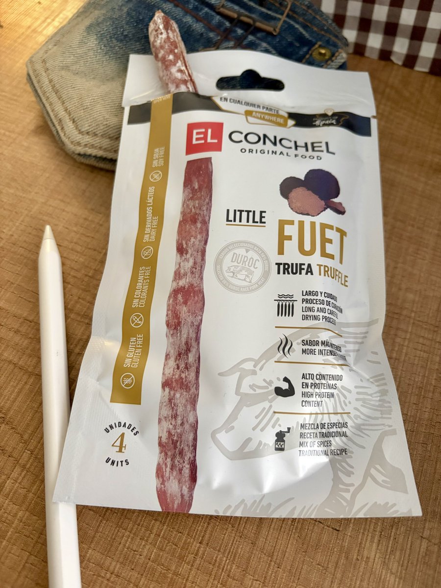 kayata's tweet photo. ゲスト原稿に気合いブーストするために開けたトリュフサラミがはちゃめちゃに美味しい臭い美味しいこれは飲んじゃう（だめ
どこで買ったか忘れたあああ https://t.co/sB5P7oK5NN