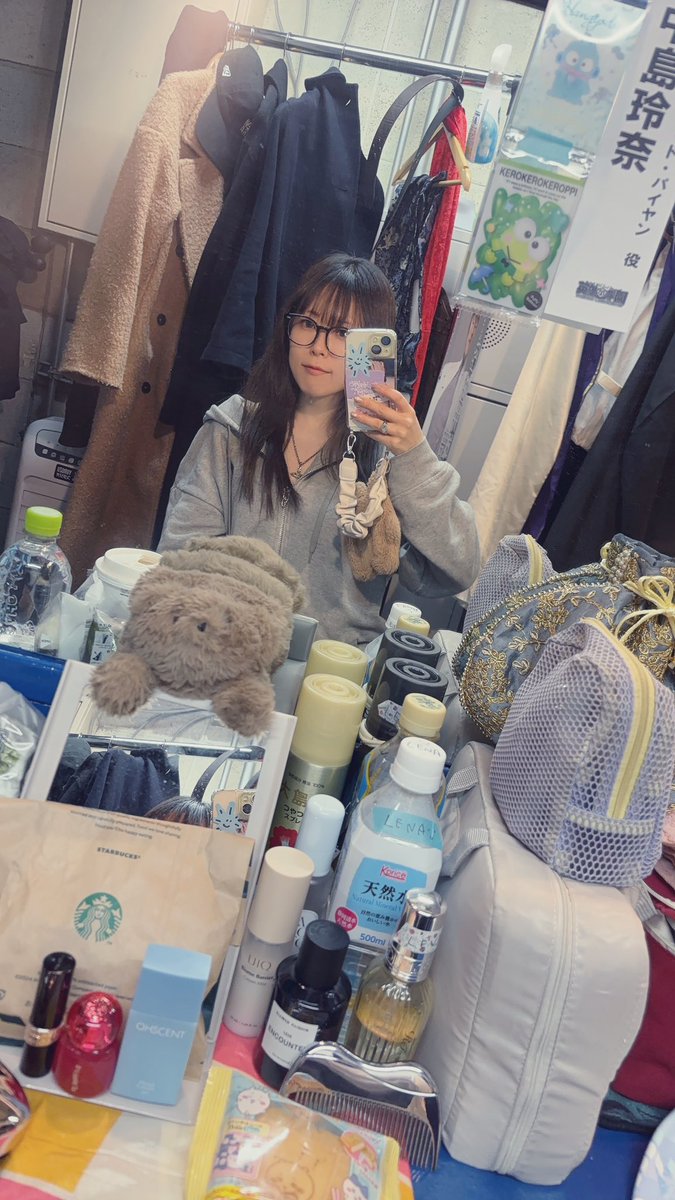 4日目

本日は
13:00～ / 18:00～

となっております。
ご来場お待ちしております！

散らかりまくり鏡前大公開🧸🤎
物が多いし涼しい顔で隣を侵略しているよ。
ハンギョドンとケロッピは侵略を受けている米ちゃんがくれたよ。侵略者にも優しくてすごい。

 #英雄学園ELF