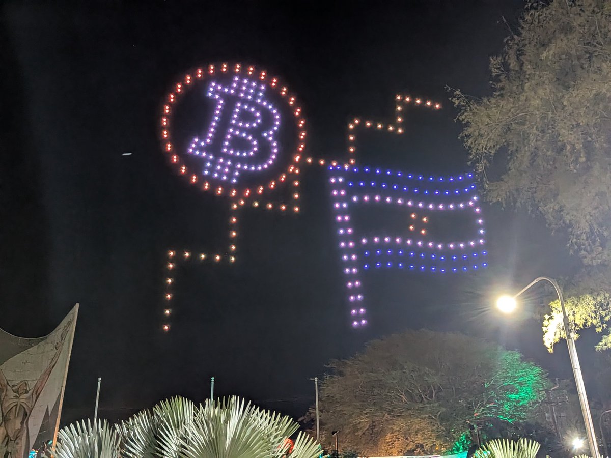 色んなデザインのビットコインオブジェを作ってる