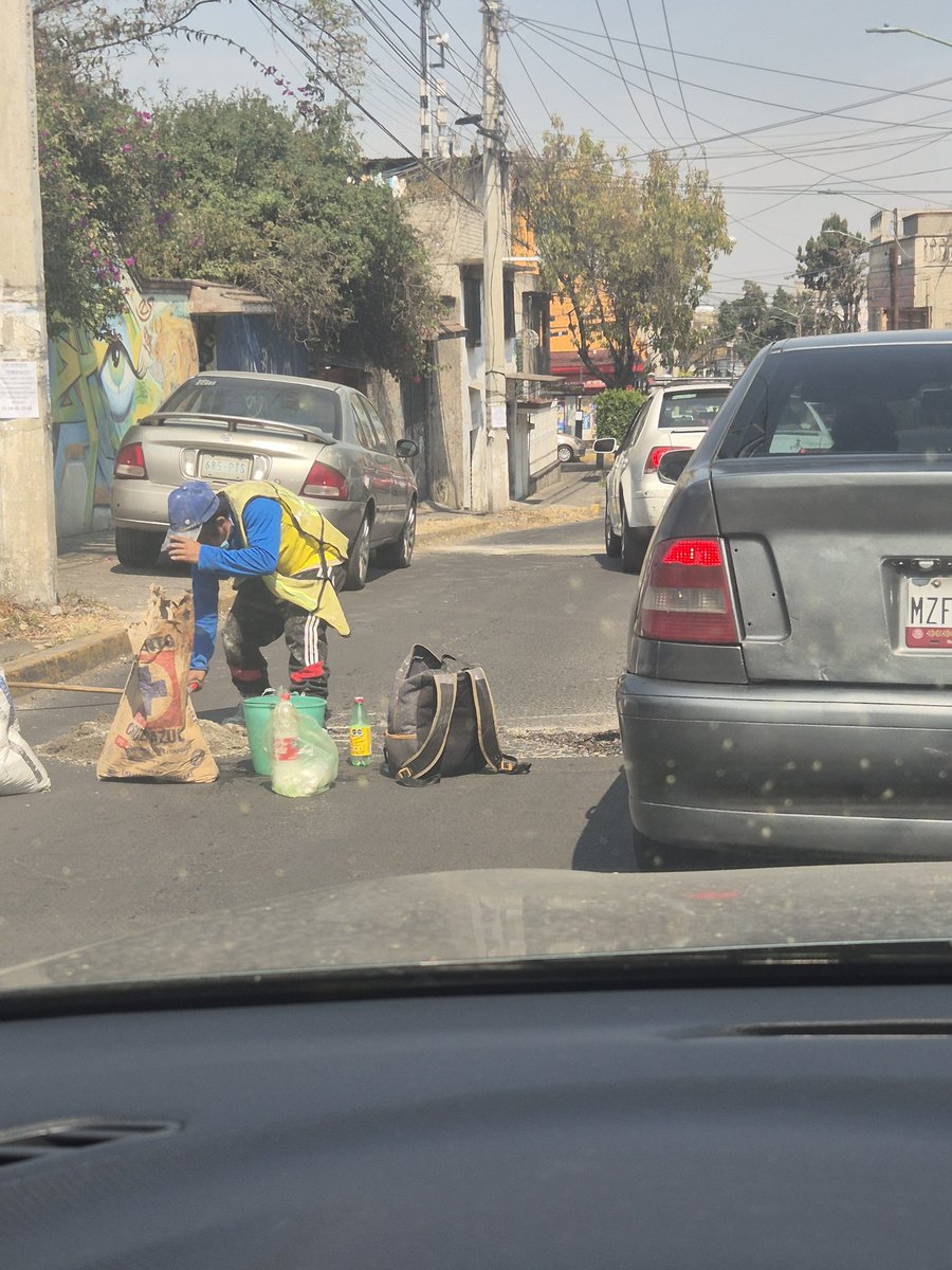 Velazquezjhr's tweet photo. Este compa echando cemento a un bache enorme que tiene cerca de un año ahi... 
Pero según @Gabyosoriohdz trabaja un chingo y hasta presume su bacheton.
@TlalpanVecinos https://t.co/9TOnZTH0lE