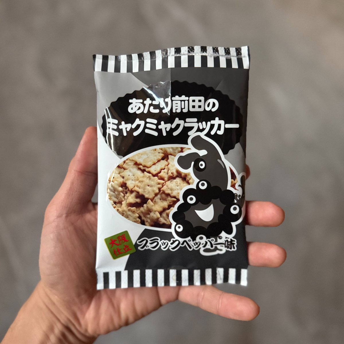 issoudo01's tweet photo. 新登場！「黒ミャクミャク」🖤
あたり前田のミャクミャクラッカーにブラックペッパー味が仲間入り。 生地にも仕上げにもペッパーを効かせたダブルの刺激🌶️パリパリ食感でお酒も進む！
4連包500円(税抜) https://t.co/bqeGsMhiEE