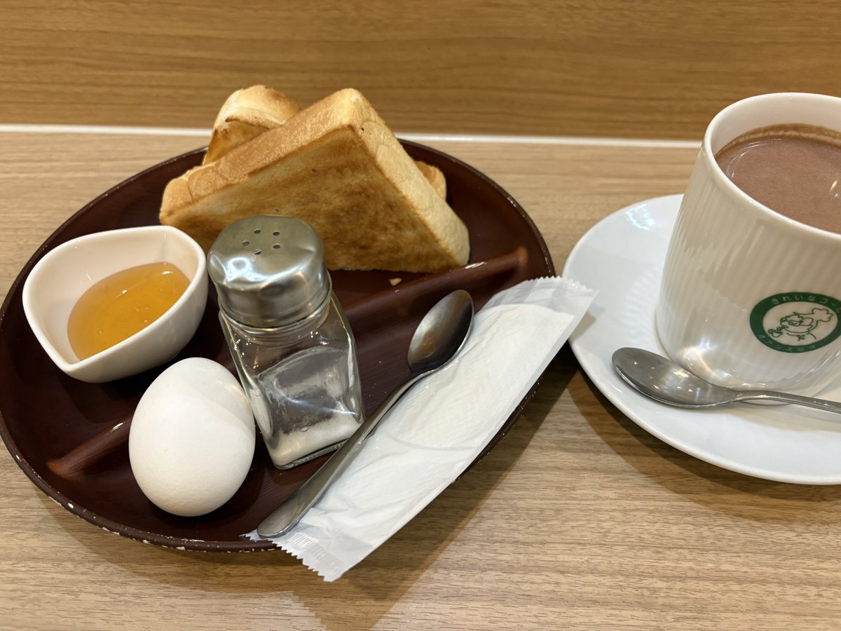 今日は出勤前のモーニング
ホットココア470円とハチミツ20円で、このクオリティー
