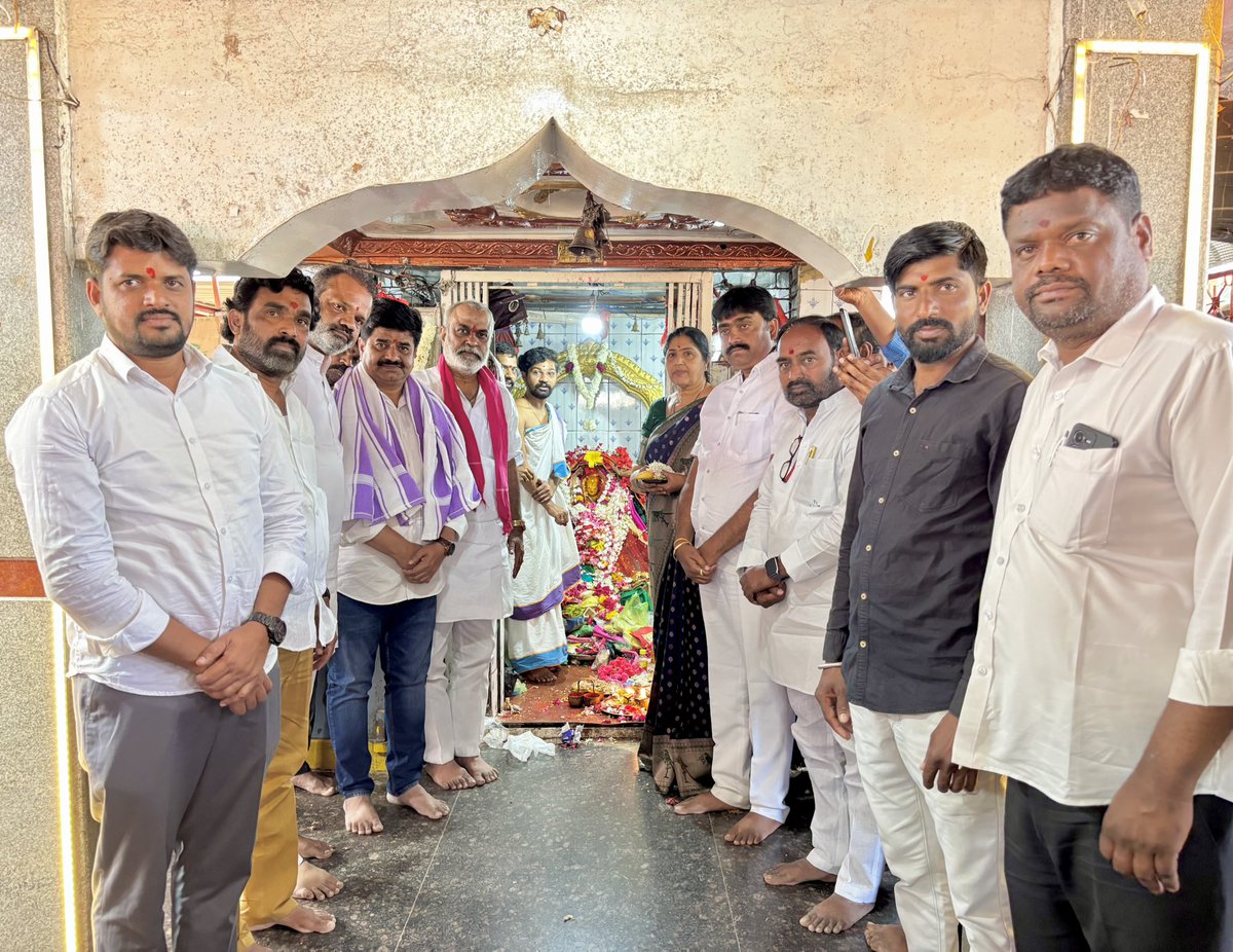 -భైంసా మున్సిపాలిటీలో సమన్వయ కమిటీ సభ్యులు డా. పడకంటి రమాదేవి, విలాస్ గాదేవార్, డా. కిరణ్ కొమ్రేవార్,
మాజీ జడ్పీ చైర్మన్ లోలం శ్యామ్ సుందర్, కోర్వ శ్యామ్ నాయకత్వంలో పార్టీ అభ్యర్థులు నామినేషన్లు సమర్పించారు.

నామినేషన్ల అనంతరం అభ్యర్థులతో కలిసి
స్థానిక ప్రసిద్ధ సంతోషిమాత